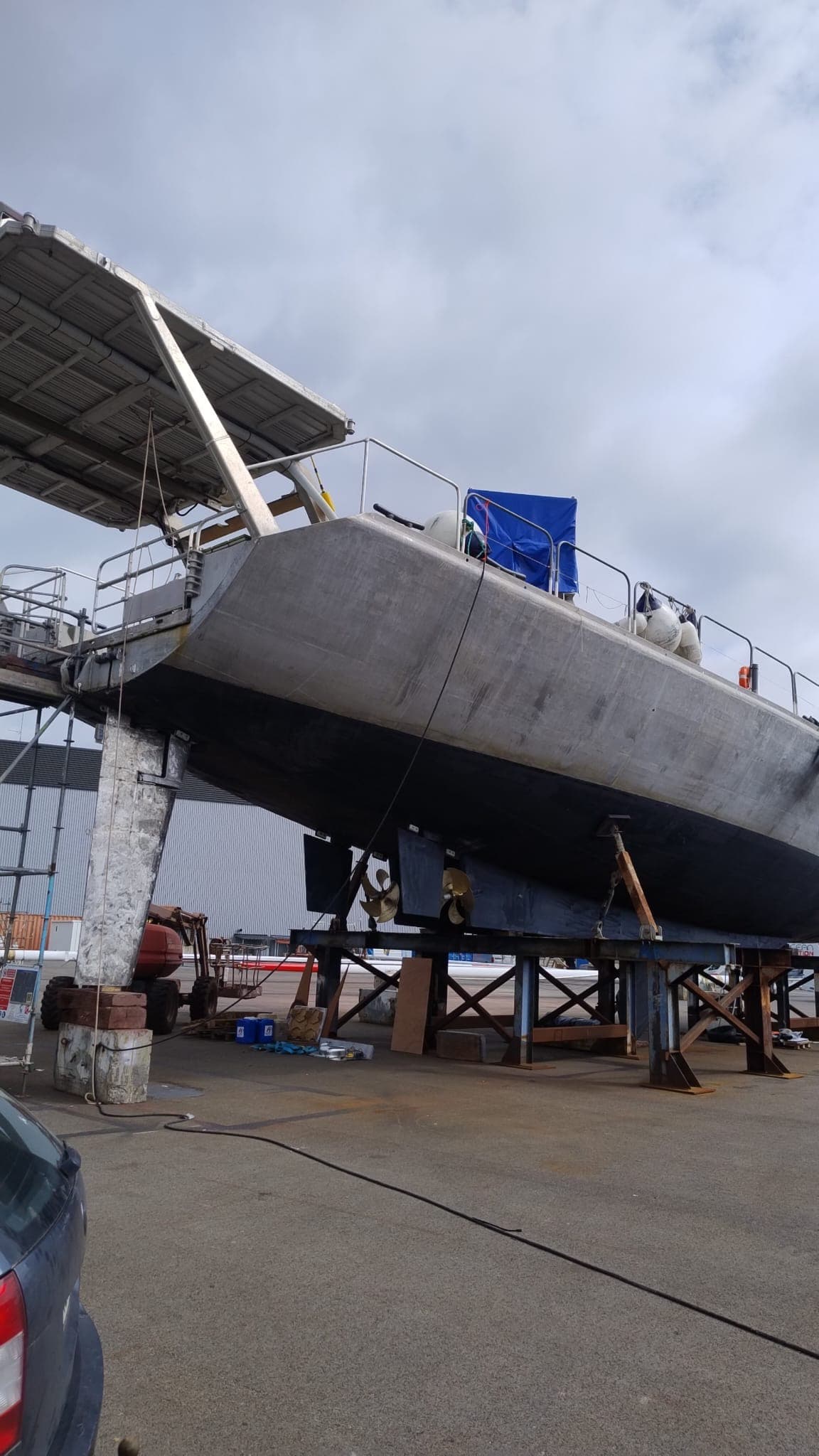 Coque de navire posée sur son ber lors d'un arrêt technique au chantier naval